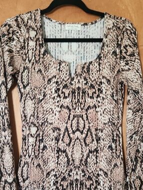 Full Circle Trends Stretchy Snake-Print Long Sleeve  Beige/Black Size Small